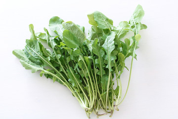  Arugula leaves on a white wooden background ルッコラ