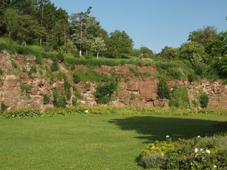 Bewachsene Felsen im Hoehenpark Killesberg in Stuttgart
