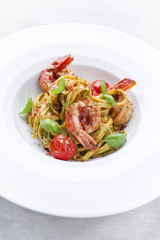 Traditionelle italienische Tagliatelle ai gamberoni mit Tomaten als Draufsicht auf einem Teller