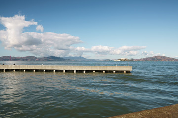Obraz premium San Francisco bay from pier in sunny warm day