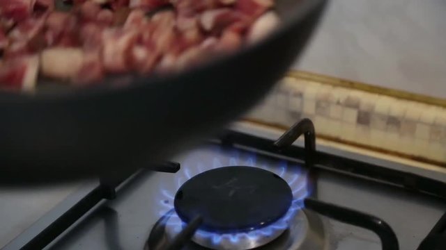 Cottura della pancetta in padella