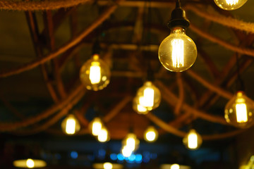 Obraz premium Żarówki Edison w stylu wiszące na suficie do dekoracji w stylu antycznym. pomysł i koncepcja kreatywności.