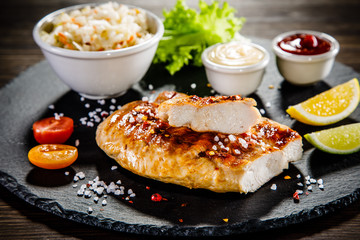 Grilled chicken fillet and vegetables