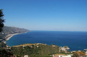 Fototapeta na wymiar panorama dallo stretto di Messina, nei dintorni di Taormina, di fronte la costa Calabra