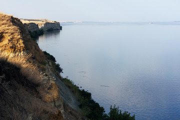 обрывистый склон берега и река Волга