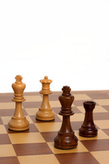 Braunes Schachbrett mit Figuren vor weißem Hintergrund 