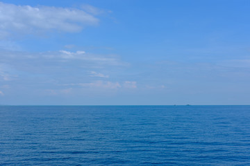 Obraz premium Beautiful sea and blue sky.