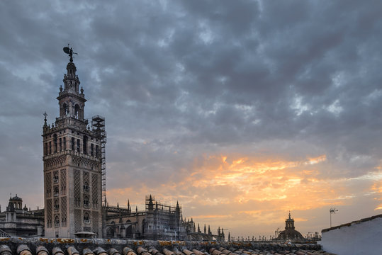 Vista de la Giralda de Sevilla en un atardecer con puesta de sol, Espa&ntilde;a