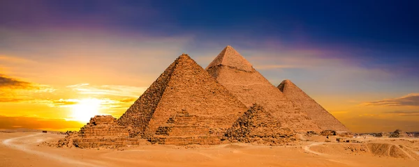Crédence de cuisine en verre imprimé Egypte Grandes pyramides de Gizeh, Egypte, au coucher du soleil