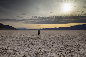 mannequin marchand dans le désert
