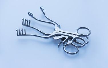 Surgical instruments for tissue retraction