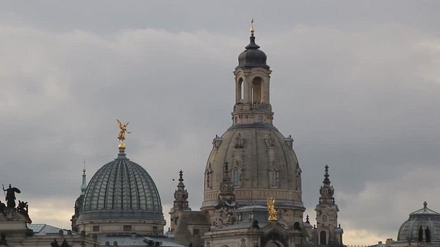 Historische Altstadt von Dresden mit Frauenkirche und Hofkirche 