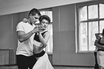 beautiful couple dancing tango - obrazy, fototapety, plakaty