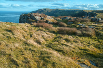 Fototapeta na wymiar Paesaggio sulla costa dell'irlanda del nord in autunno