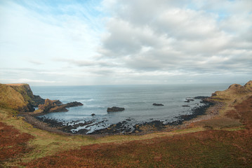 Paesaggio sulla costa dell'irlanda del nord in autunno