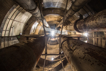 Obraz premium Abandoned industry water tower with huge pipes