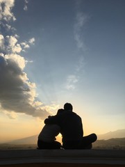 abrazo al atardecer