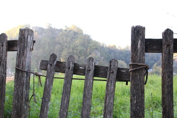 Verja de madera en campo