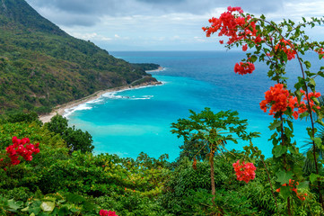 Panele Szklane  niesamowity, malowniczy tropikalny krajobraz Karaibów, widok z góry na niebieską zatokę