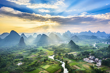 Paysage des montagnes de Guilin, de la rivière Li et du Karst. Situé près de Yangshuo, Guilin, Guangxi, Chine.