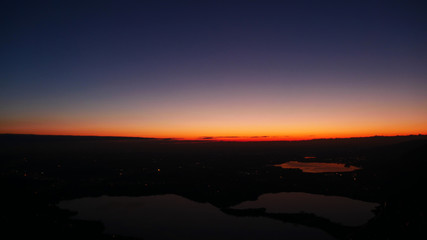 Obraz premium Laghi di Annone e Pusiano al tramonto