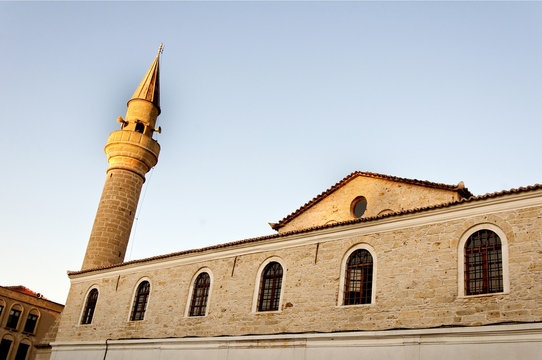 Tarihi cami ve minaresi
