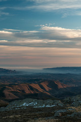 cielo nublado al atardecer en la montaña