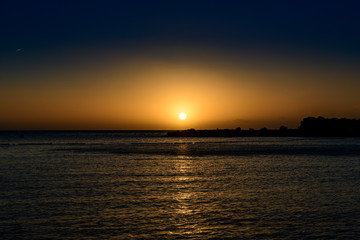 Naklejka premium zachód słońca nad oceanem