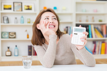 電卓を持つ女性