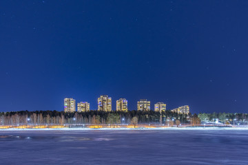 Kronans juldekorerade höghus glittrar ikapp med den vackra och stjärnklara vinterhimlen i Luleå