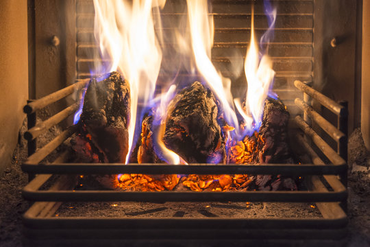 Mysigt framf&ouml;r braskaminen en kylig vinterkv&auml;ll