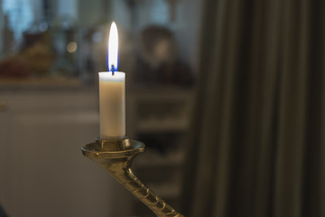 En dekorativ ljusstake i form av en fågelfot i mässing på julbordet