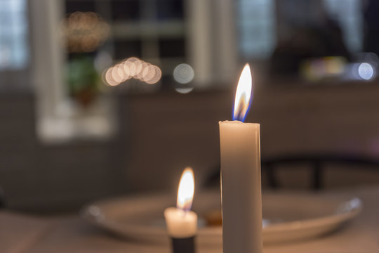 Rund julljusstake lyser med sina fyra t&auml;nda ljus p&aring; julbordet