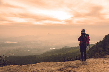 Obraz premium Azjatki podróżują wypoczywają na wakacjach. Podziwiaj klimatyczny krajobraz gór. Mountain Park szczęśliwie. W Tajlandii