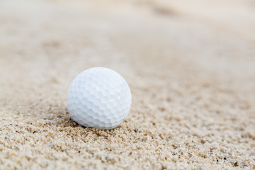バンカーの中のゴルフボール