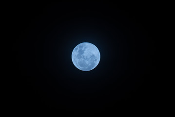 Obraz premium Blue color effect on super moon at night