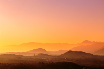 Obraz premium colorful autumn sunset in the italian countryside