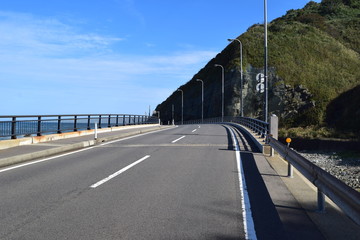 Fototapeta premium 海辺の道路