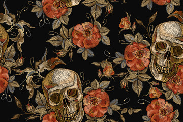 Borduurwerk vintage schedel en rozen naadloze patroon. Gotische romantische borduurwerk menselijke schedels rode rozen en roze pioenrozen patroon, kleding sjabloon en t-shirt design. Dia de muertos, dag van de doden