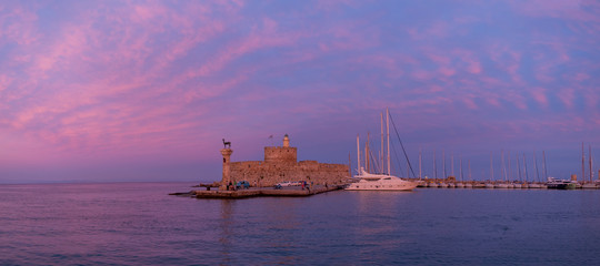 Obraz premium Agios Nikolaos fortress on the Mandraki harbour of Rhodes