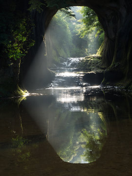 光差す濃溝の滝