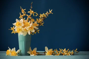 Tuinposter Narcis narcissen in vaas op blauwe achtergrond