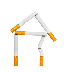 концепция разрушения, зависимость. Сигареты выложены в форме сломленного  дома, изолированных на белом фоне. 3d иллюстрации