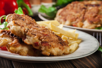 Chicken medallions with red peppers served with chips