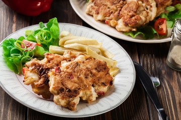 Chicken medallions with red peppers served with chips
