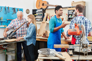 Handwerker als Lehrlinge arbeiten zusammen