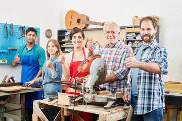 Handwerker Team hält die Daumen nach oben