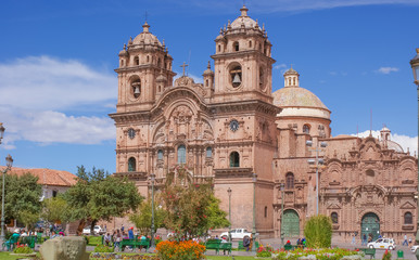 Fototapeta na wymiar view from the plaza de armas on Cusco cathedral Peru