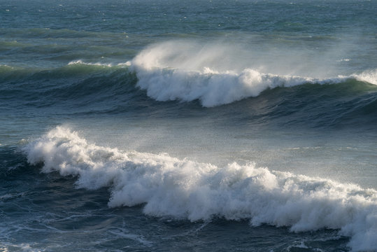 Waves breaking on the coast © Dmytro Surkov