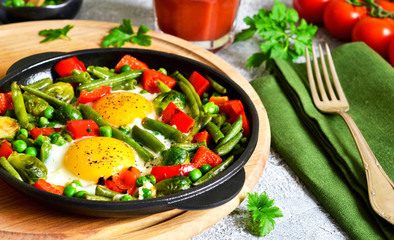 Morning breakfast! Eggs with asparagus, green peas and pepper! Good morning!